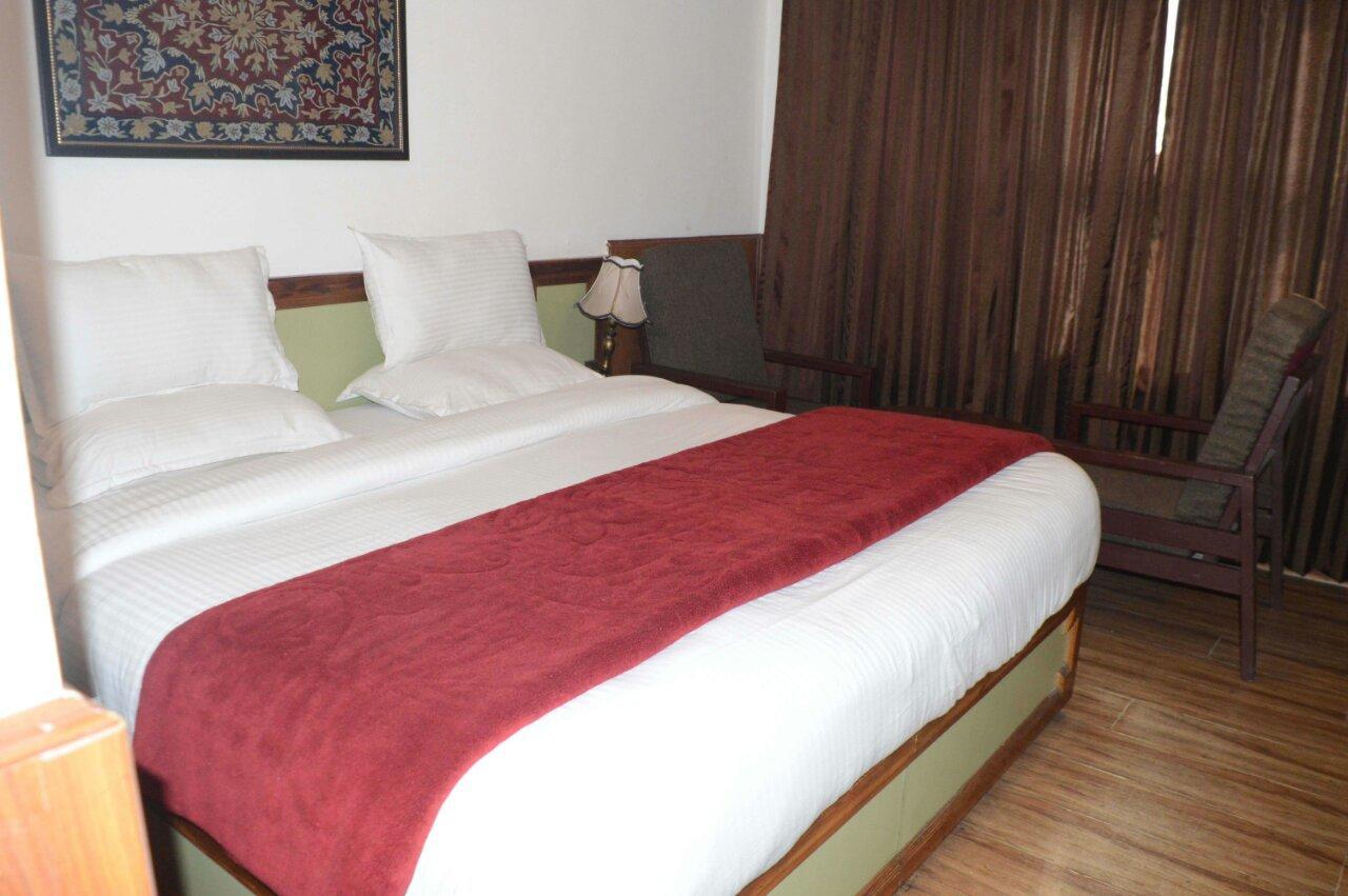 Standard Hotel And Resturant Srīnagar Exterior foto